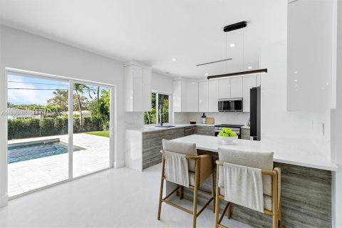 House in Miami, Florida 5 bedrooms, 197.14 sq.m. № 2043881 - photo 10