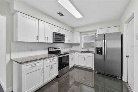 House in Tampa, Florida 3 bedrooms, 92.81 sq.m. № 2235577 - photo 11
