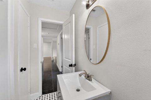 House in Tampa, Florida 3 bedrooms, 92.81 sq.m. № 2235577 - photo 30