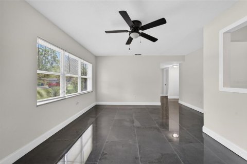 House in Tampa, Florida 3 bedrooms, 92.81 sq.m. № 2235577 - photo 8