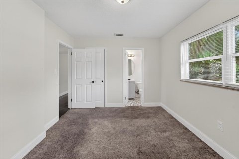 House in Tampa, Florida 3 bedrooms, 92.81 sq.m. № 2235577 - photo 15