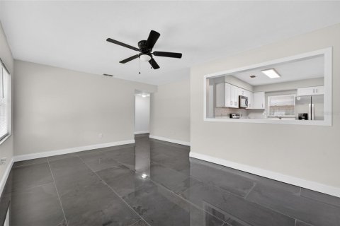 House in Tampa, Florida 3 bedrooms, 92.81 sq.m. № 2235577 - photo 6