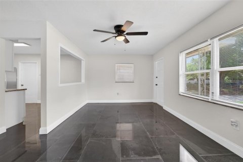 House in Tampa, Florida 3 bedrooms, 92.81 sq.m. № 2235577 - photo 7
