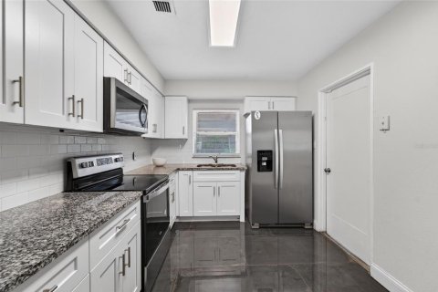 House in Tampa, Florida 3 bedrooms, 92.81 sq.m. № 2235577 - photo 12