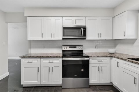 House in Tampa, Florida 3 bedrooms, 92.81 sq.m. № 2235577 - photo 13