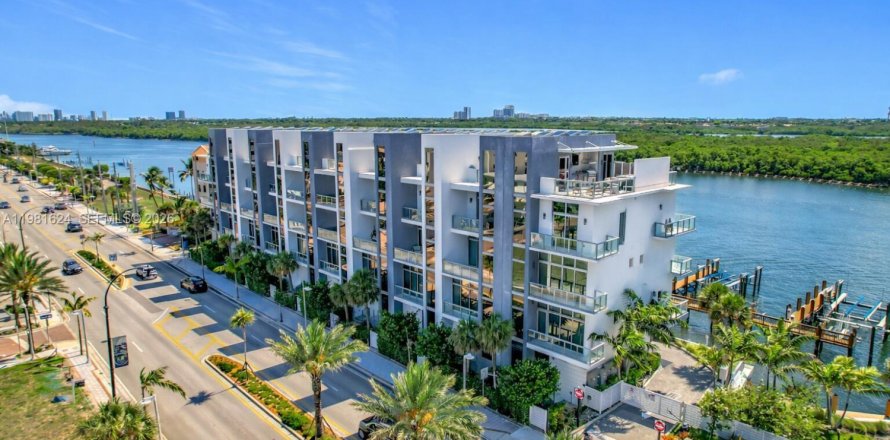 Adosado en Hollywood, Florida 3 dormitorios, 299.15 m2 № 2043572