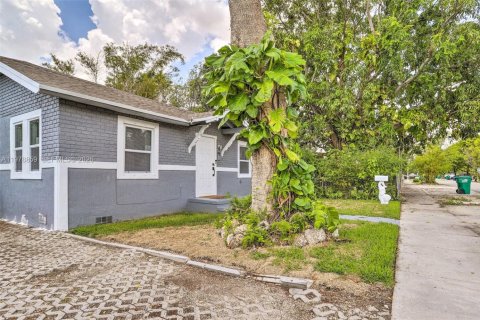 Casa en alquiler en Miami, Florida, 2 dormitorios, 66.89 m2 № 2079398 - foto 2