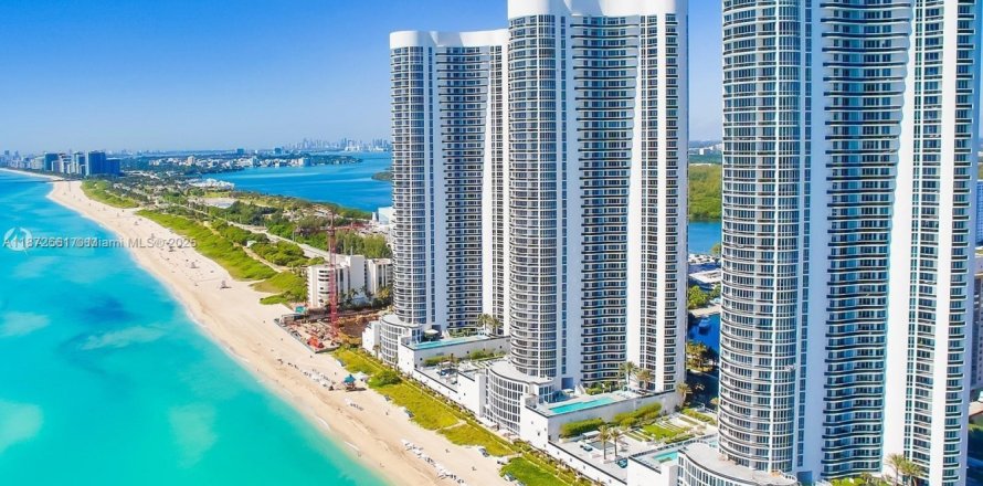 Condominio en Sunny Isles Beach, Florida, 2 dormitorios  № 1980009