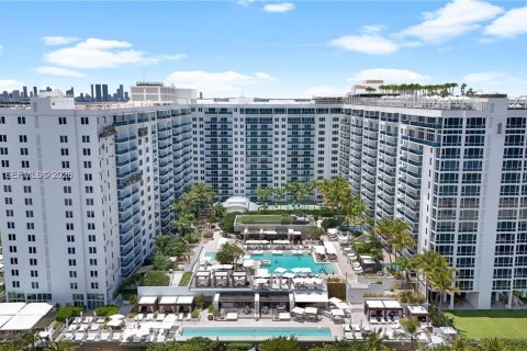 Estudio en el Condominio en Miami Beach, Florida  № 2169211