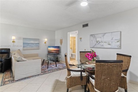 Купить кондоминиум в Халландейл-Бич, Флорида 1 спальня, 69.68м2, № 2052319 - фото 8