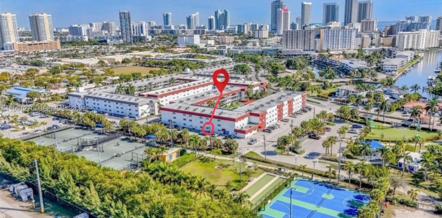 Кондоминиум с 1 спальней в Халландейл-Бич, Флорида № 2052319