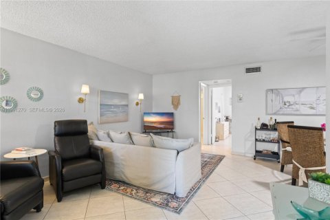 Купить кондоминиум в Халландейл-Бич, Флорида 1 спальня, 69.68м2, № 2052319 - фото 11