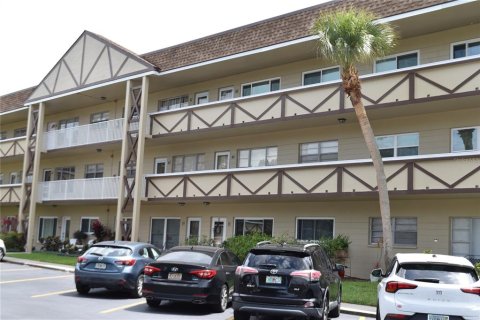 Condo in Clearwater, Florida, 2 bedrooms  № 1690110 - photo 1
