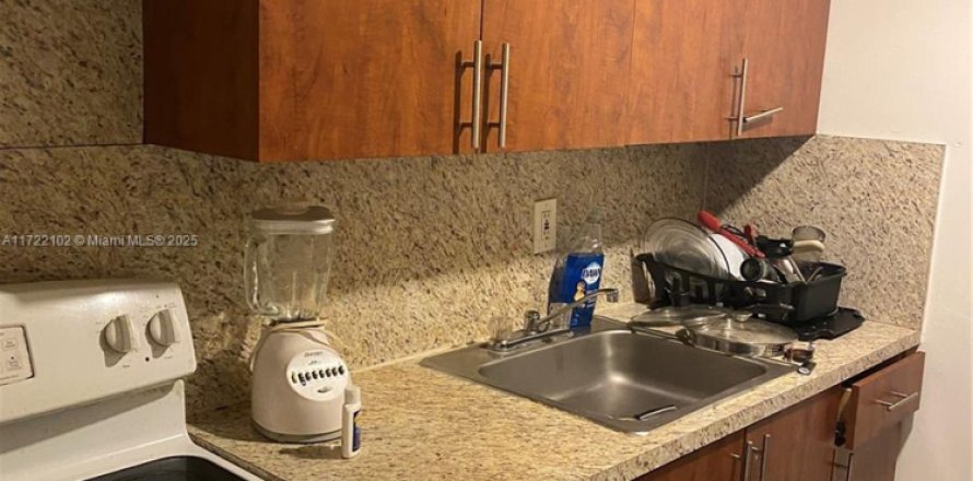 Студия в кондо в Майами-Гарденс, Флорида № 1960936