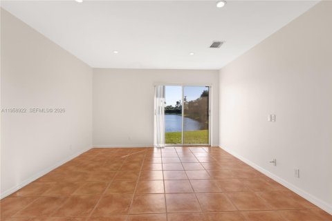 Townhouse in Miramar, Florida 3 bedrooms, 142.7 sq.m. № 2017596 - photo 4