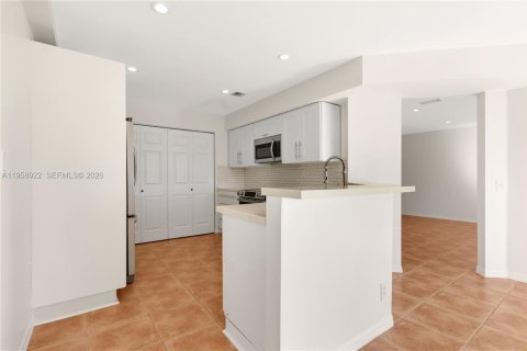 Townhouse in Miramar, Florida 3 bedrooms, 142.7 sq.m. № 2017596 - photo 11