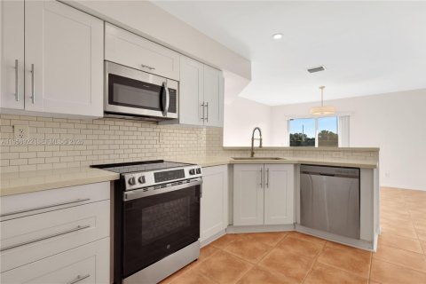 Townhouse in Miramar, Florida 3 bedrooms, 142.7 sq.m. № 2017596 - photo 13