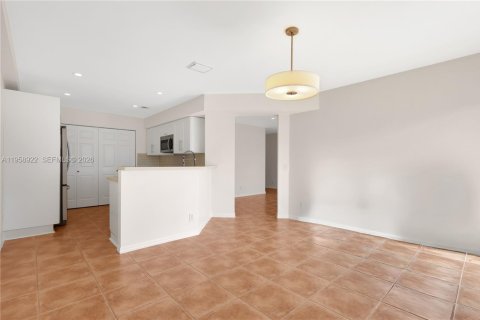 Townhouse in Miramar, Florida 3 bedrooms, 142.7 sq.m. № 2017596 - photo 10