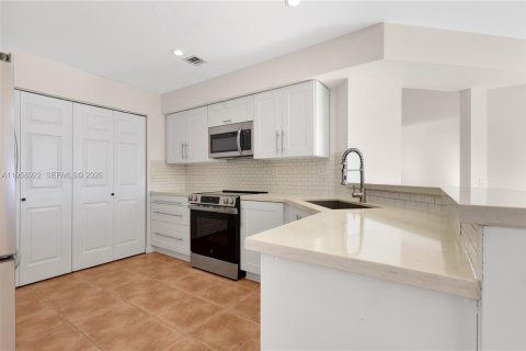 Townhouse in Miramar, Florida 3 bedrooms, 142.7 sq.m. № 2017596 - photo 12