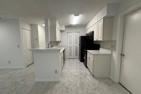 Condo in Orlando, Florida, 2 bedrooms  № 2217265 - photo 8