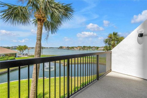 Condominio en venta en Saint Pete Beach, Florida, 2 dormitorios, 117.99 m2 № 2203490 - foto 17