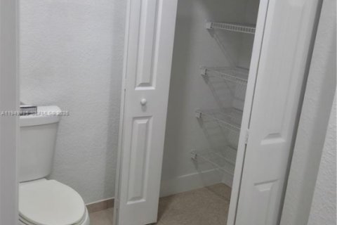 Condominio en alquiler en North Lauderdale, Florida, 2 dormitorios, 107.95 m2 № 2007708 - foto 25