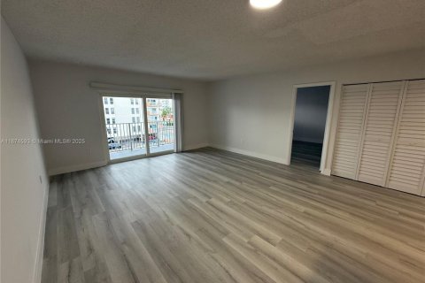 Снять в аренду виллу или дом в Норт-Майами-Бич, Флорида 1 спальня, 69.68м2, № 1925604 - фото 10