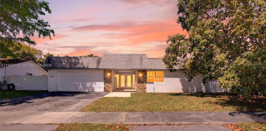 Дом в Майами, Флорида 4 спальни, 171.68м2 № 2062877