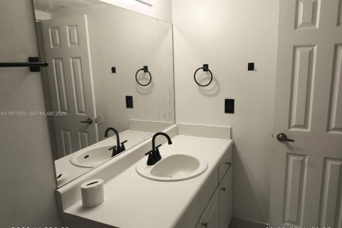 Купить кондоминиум в Дорал, Флорида 1 спальня, 75.25м2, № 2011487 - фото 4