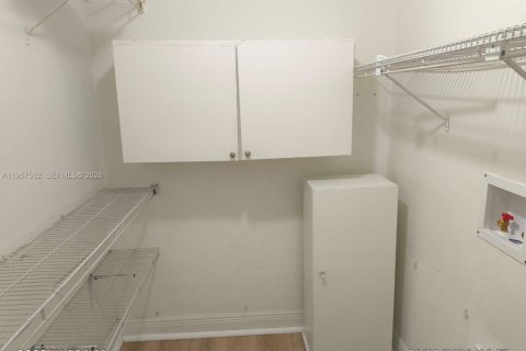 Купить кондоминиум в Дорал, Флорида 1 спальня, 75.25м2, № 2011487 - фото 3