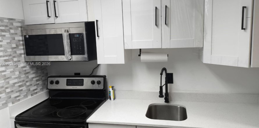 Кондоминиум с 1 спальней в Дорал, Флорида № 2011487