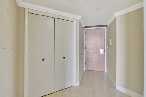 Condo in Aventura, Florida, 2 bedrooms in LANDMARK  № 1713217 - photo 17
