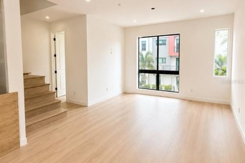Adosado en venta en Tampa, Florida, 4 dormitorios, 272.02 m2 № 2330267 - foto 10