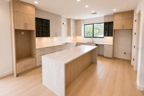 Adosado en venta en Tampa, Florida, 4 dormitorios, 272.02 m2 № 2330267 - foto 6
