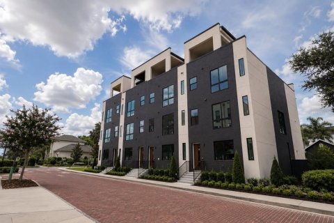 Townhouse in Tampa, Florida 4 bedrooms, 272.02 sq.m. № 2330267