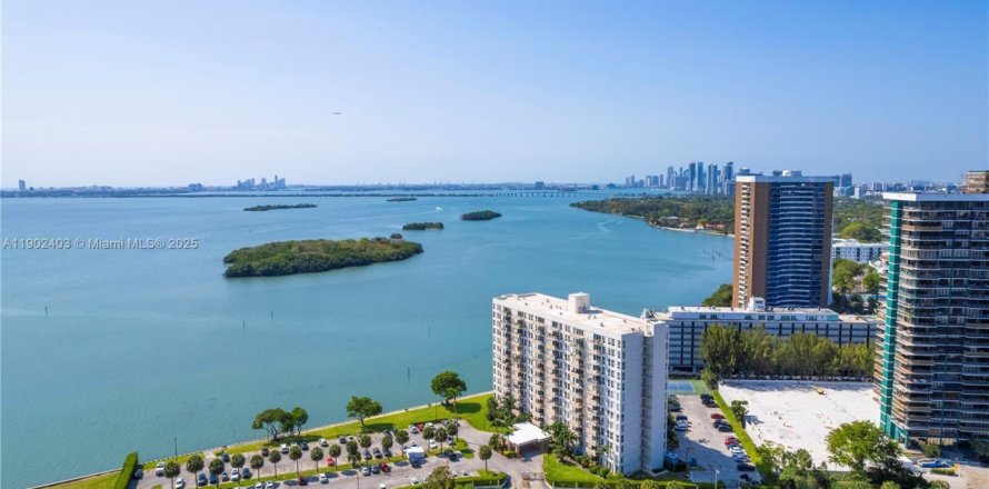 Estudio en el Condominio en Miami, Florida  № 1953844
