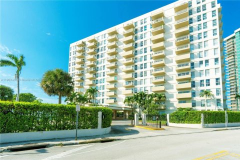 Condominio en venta en Miami, Florida, 53.88 m2 № 1953844 - foto 2