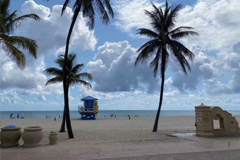 Condominio en venta en Hollywood, Florida, 1 dormitorio, 76.18 m2 № 1862809 - foto 3