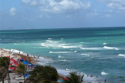 Condominio en venta en Hollywood, Florida, 1 dormitorio, 76.18 m2 № 1862809 - foto 2