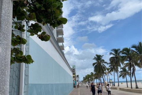 Condominio en venta en Hollywood, Florida, 1 dormitorio, 76.18 m2 № 1862809 - foto 1
