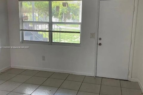 Commercial property in Miami, Florida 280.94 sq.m. № 1936917 - photo 7