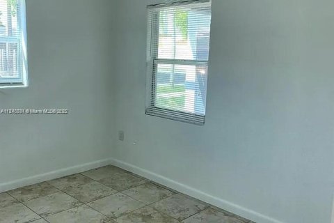 Immobilier commercial à vendre à Miami, Floride: 280.94 m2 № 1936917 - photo 2