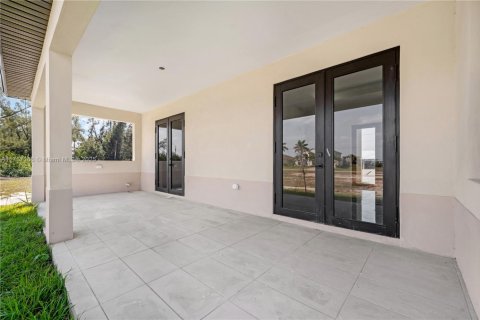 House in Cape Coral, Florida 4 bedrooms № 1860254 - photo 25