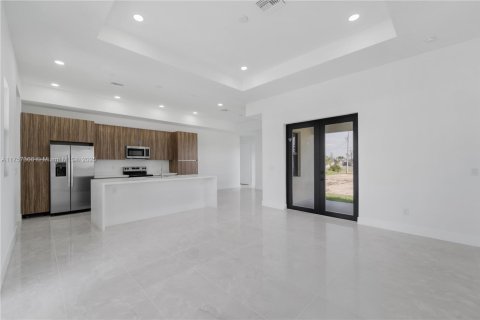 House in Cape Coral, Florida 4 bedrooms № 1860254 - photo 5