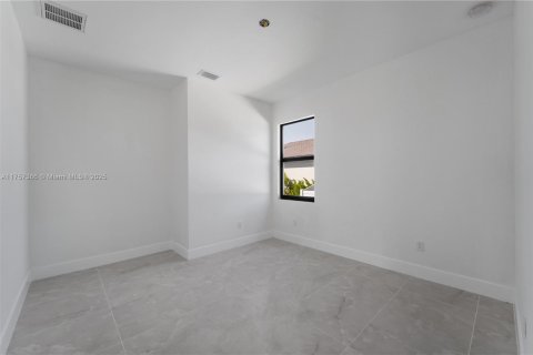 House in Cape Coral, Florida 4 bedrooms № 1860254 - photo 16