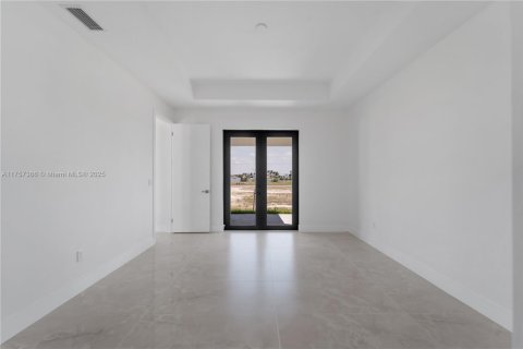 House in Cape Coral, Florida 4 bedrooms № 1860254 - photo 24