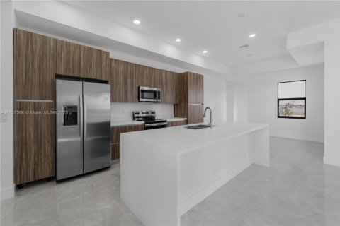 House in Cape Coral, Florida 4 bedrooms № 1860254 - photo 4