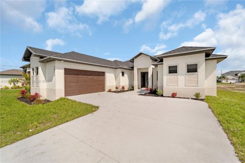 House in Cape Coral, Florida 4 bedrooms № 1860254 - photo 1