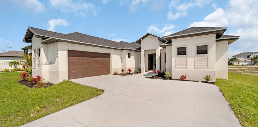 House in Cape Coral, Florida 4 bedrooms № 1860254