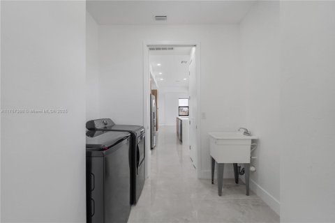 House in Cape Coral, Florida 4 bedrooms № 1860254 - photo 12